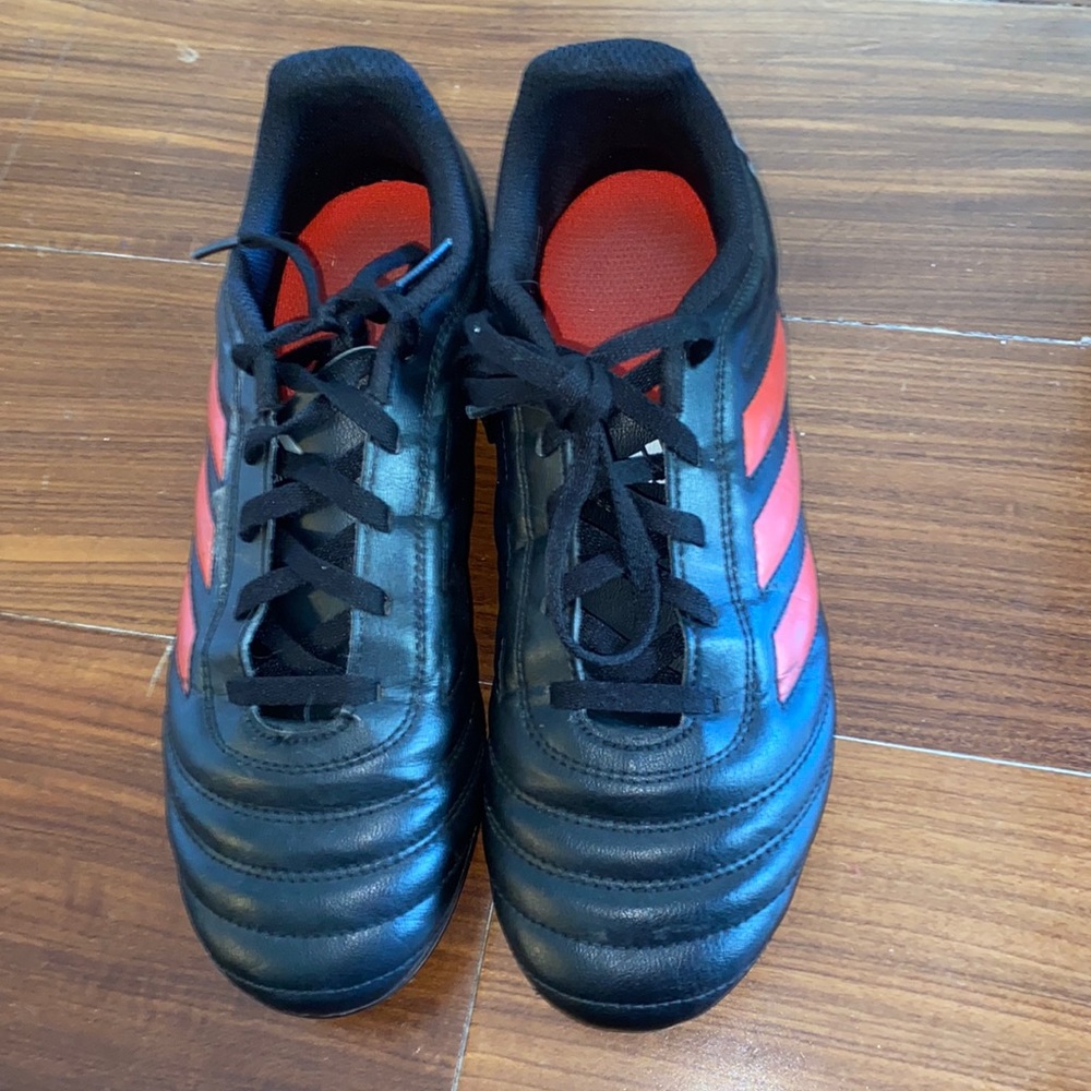 Soccer shoes size 4